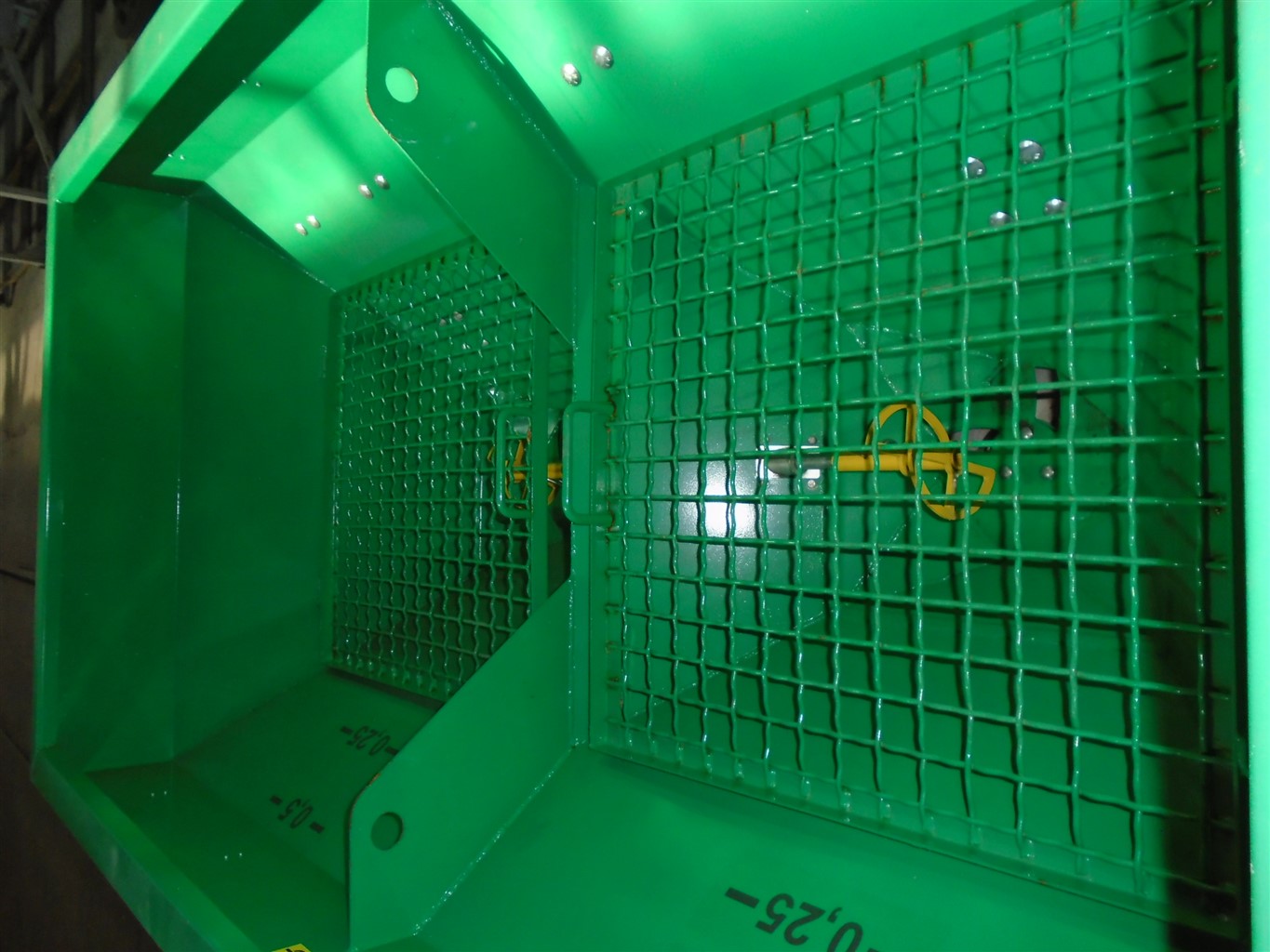 Фото бункера разбрасывателя минеральных удобрений РН-1