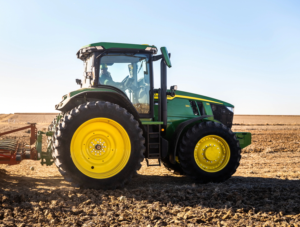 Трактор John Deere 7R 210