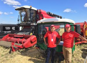 Аграрии оценили зерноуборочный комбайн GS10 на Дне поля в Саратове