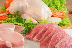 Эксперты: рост рыночных цен на курицу в России привел и к повышению стоимости свинины
