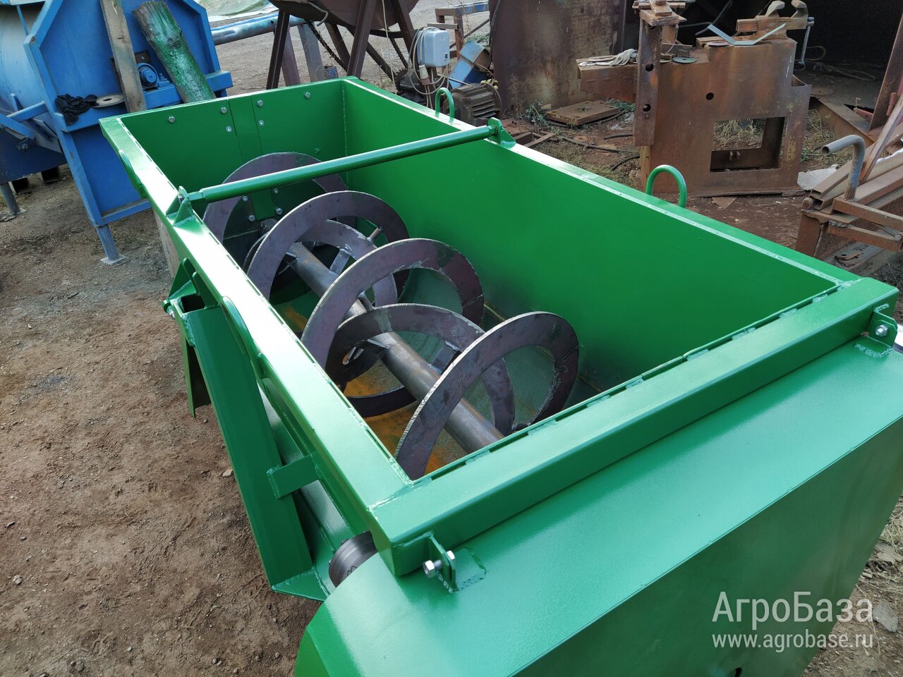 Ковш смеситель для раздачи корма.