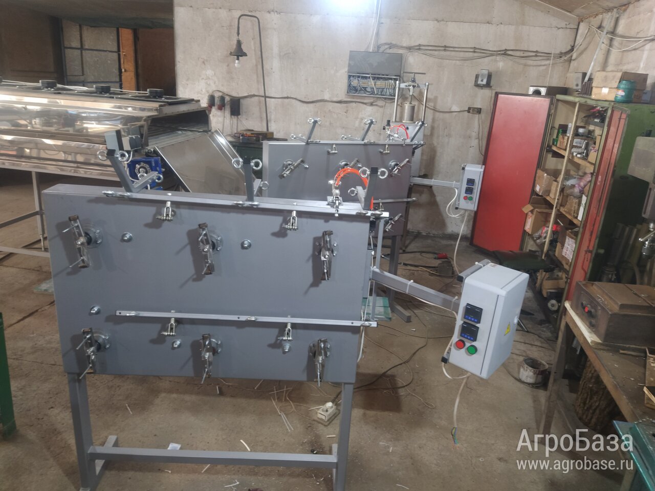 Станок для намотки шпагата на тепличный крючок.