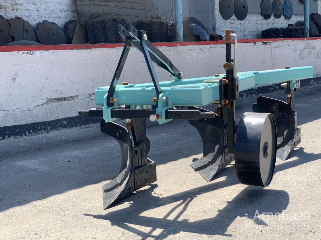 Плуг отвальный навесной ПЛНМ-3-35 с углоснимом (на МТЗ)