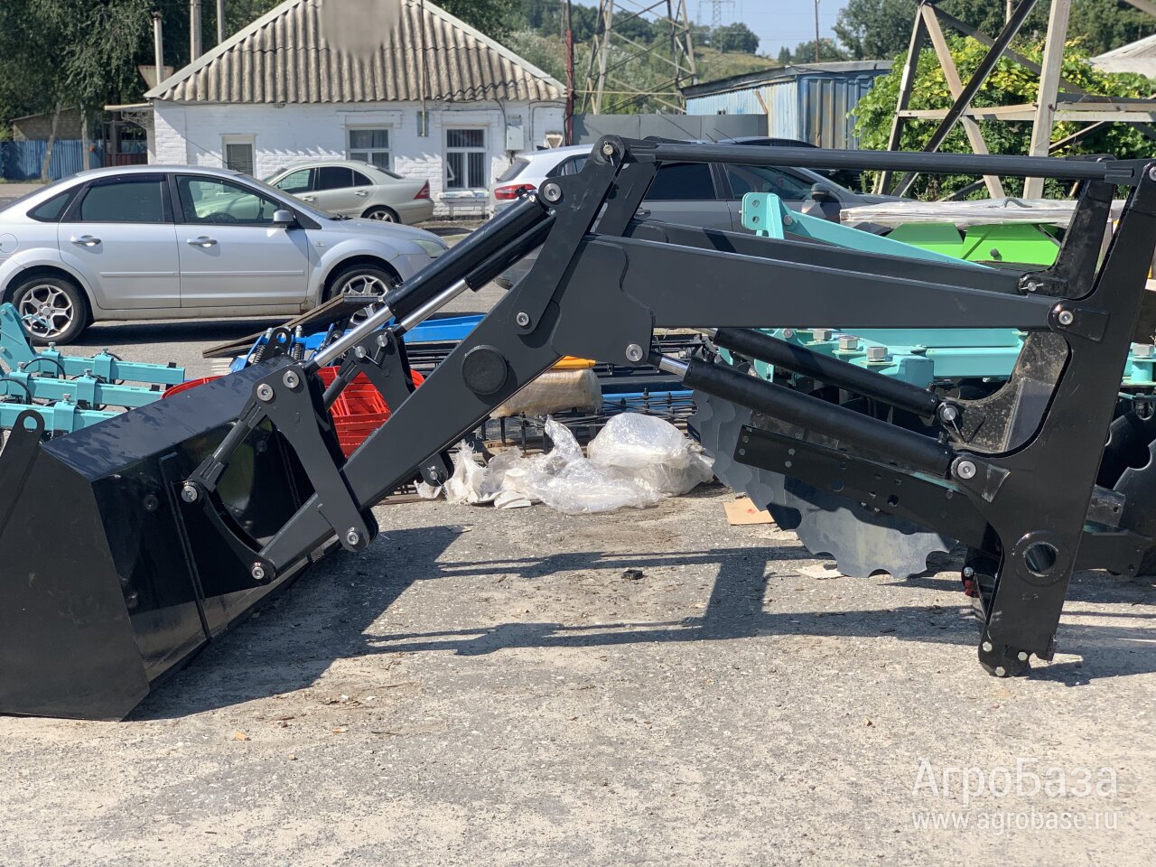 Погрузчик фронтальный УПН-08 (ПКУ) с ковшом