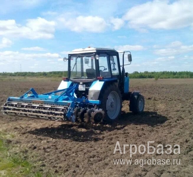 Вспашка земли трактором с почвофрезой, плугом