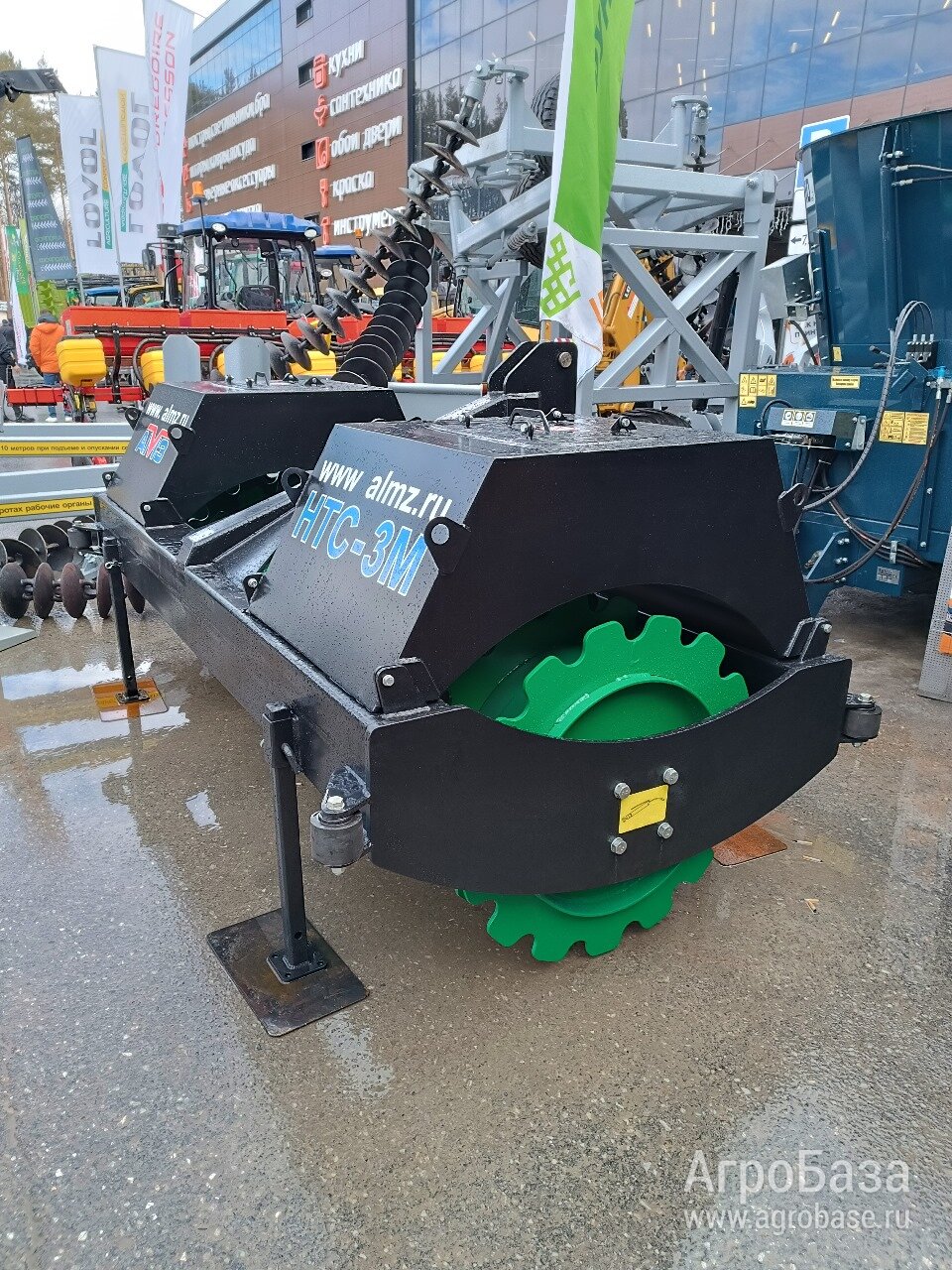 Трамбовщик силосно-сенажной массы.