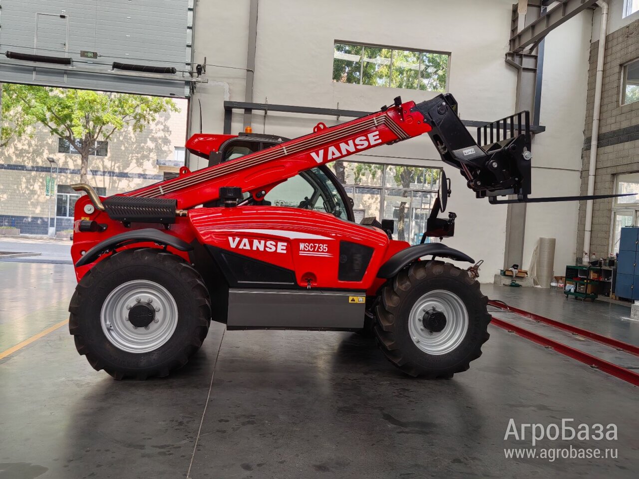 Телескопический погрузчик VANSE 735 (полный аналог Manitou)