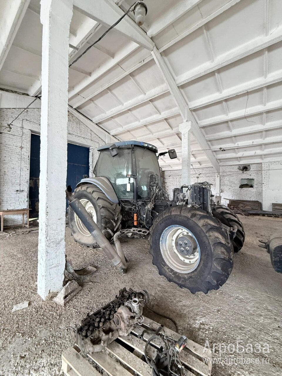 Тракторы NEW HOLLAND TG285 2 шт (один на ходу, второй нет)
